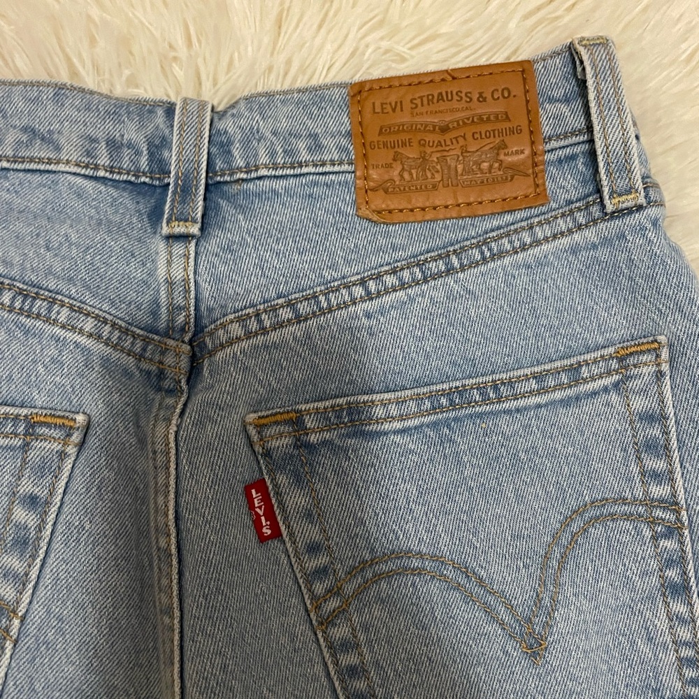 Levi’s Ribcage Shorts - Picture 4 of 4
